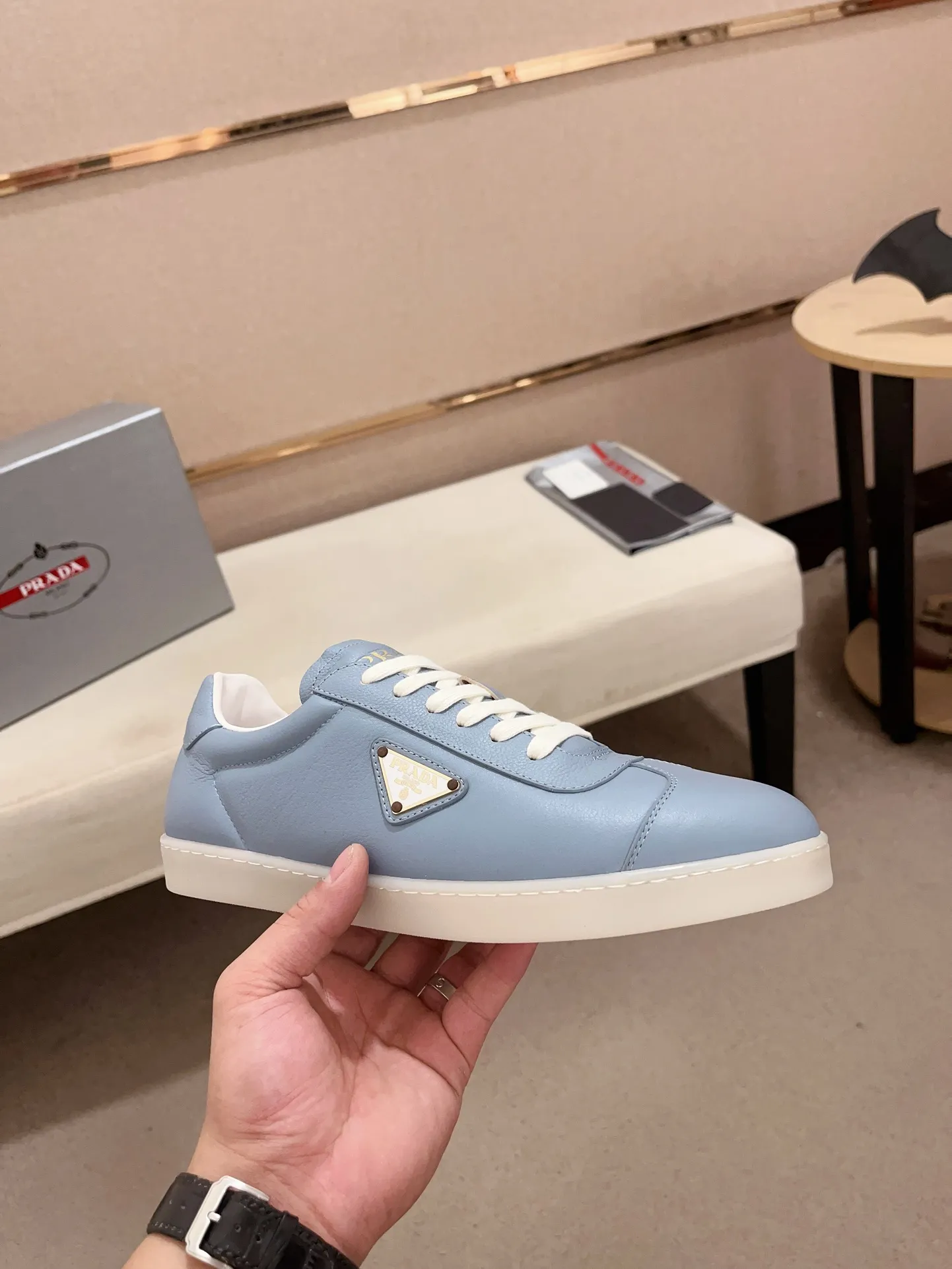 Men's Men's Shoes 💰 500💰 ✔️✔️✔️Higher version High-quality new PRADA (Prada) counters are launched simultaneously. The new men's shoes and 😘fabrics are made of high-tech glue-making technology. Lining: Full cowhide lining. 👍🏿 High-end ☄️ air-cushion molded anti-slip rubber outsole, exquisite lines, simple and elegant, comfortable and high-end for leisure travel. Code number: 38 to 44 (45 can be customized and cannot be returned or exchanged)